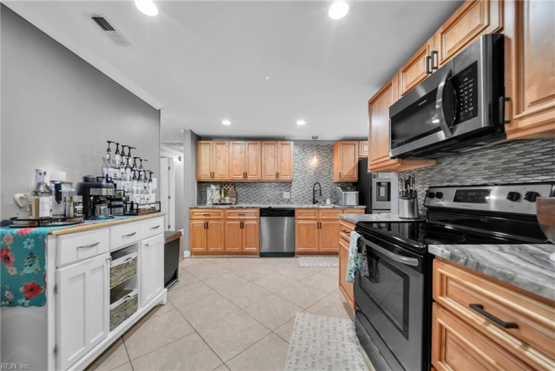 Photo 10 of 39 residential for sale in Hampton virginia
