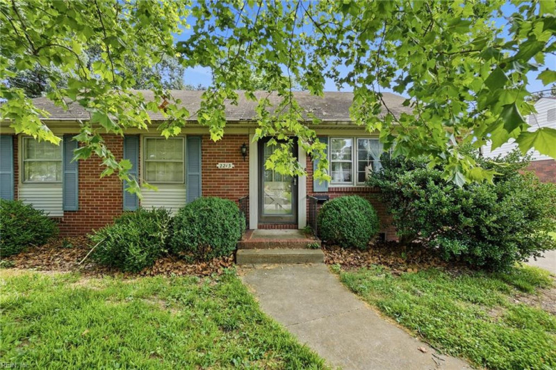 Photo 3 of 50 residential for sale in Chesapeake virginia