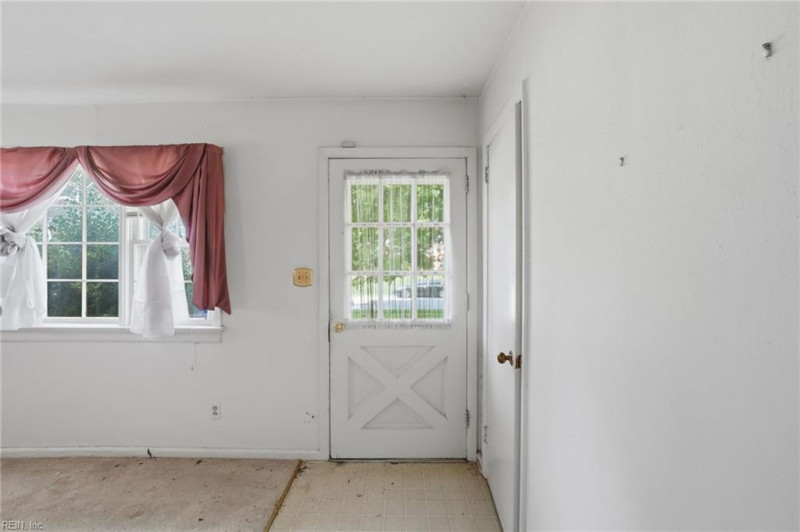Photo 4 of 50 residential for sale in Chesapeake virginia