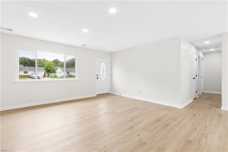 Photo 12 of 33 residential for sale in Virginia Beach virginia