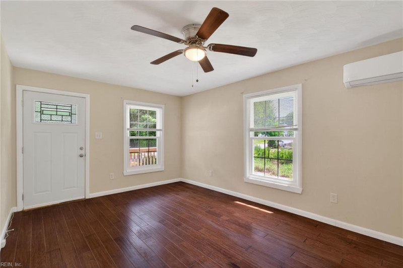 Photo 4 of 23 residential for sale in Chesapeake virginia