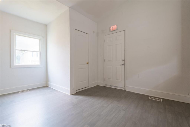 Photo 3 of 15 residential for sale in Suffolk virginia