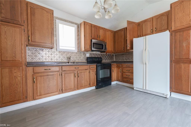 Photo 5 of 15 residential for sale in Suffolk virginia