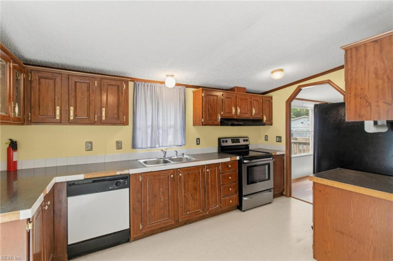 Photo 6 of 36 residential for sale in Gloucester County virginia