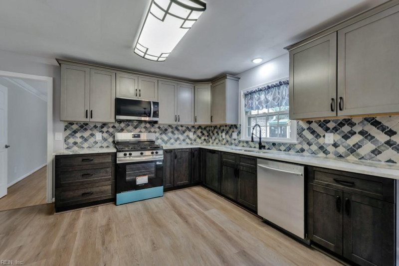 Photo 3 of 39 residential for sale in Chesapeake virginia