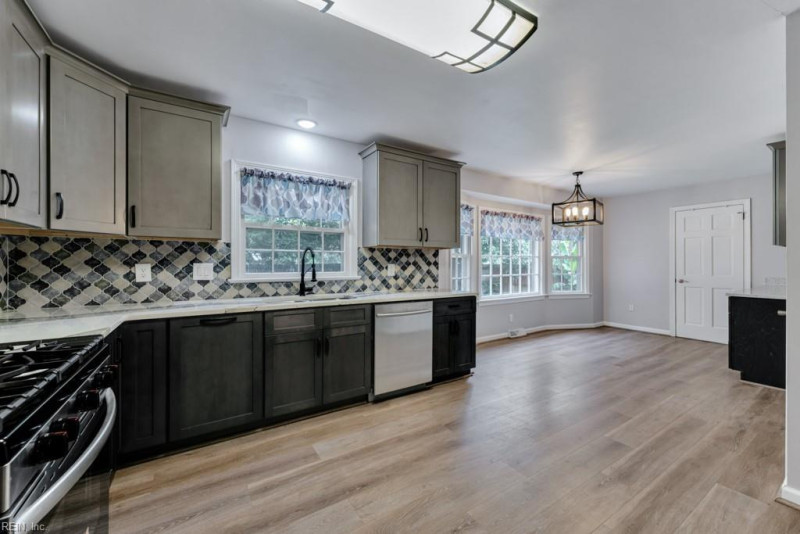 Photo 5 of 39 residential for sale in Chesapeake virginia