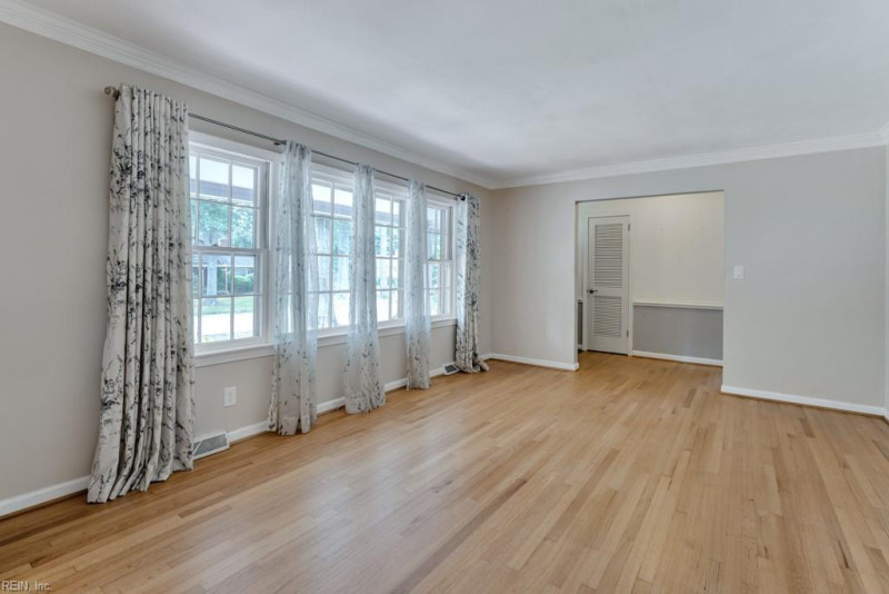 Photo 9 of 39 residential for sale in Chesapeake virginia