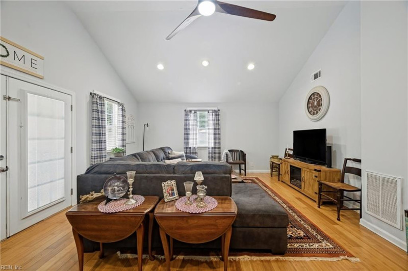 Photo 12 of 32 residential for sale in Gloucester County virginia