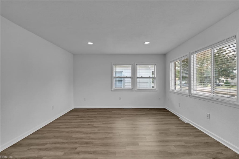Photo 13 of 41 residential for sale in Portsmouth virginia