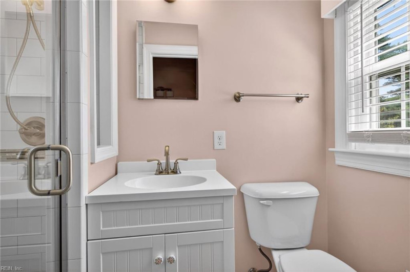 Photo 18 of 27 residential for sale in Chesapeake virginia
