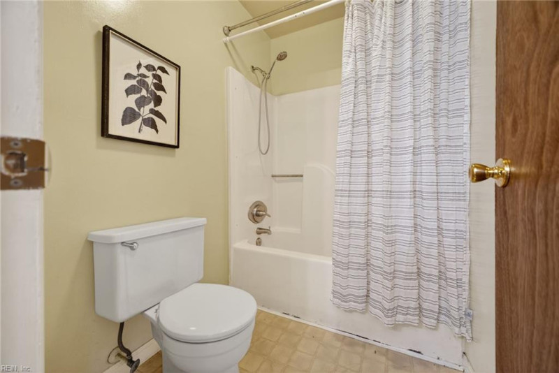 Photo 17 of 27 residential for sale in Chesapeake virginia