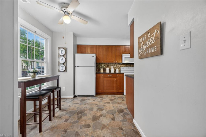 Photo 4 of 27 residential for sale in Chesapeake virginia