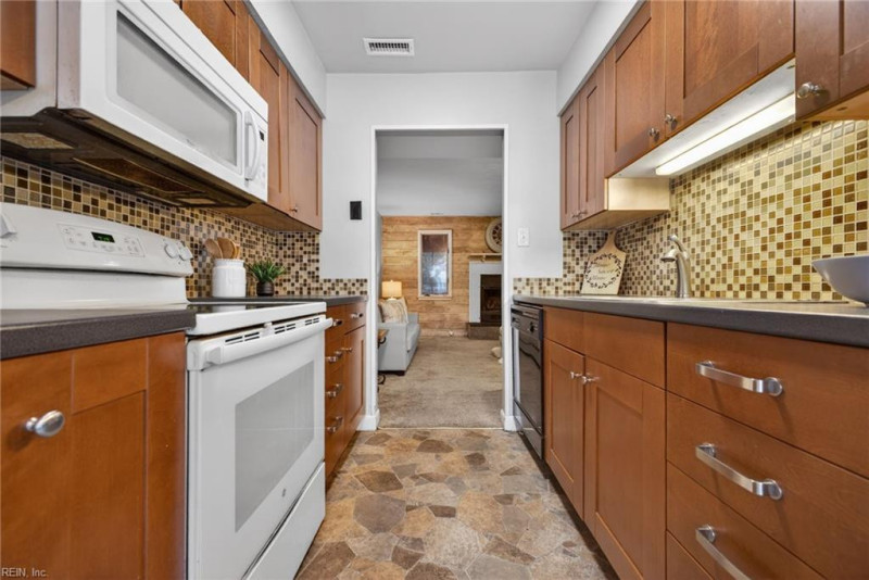 Photo 7 of 27 residential for sale in Chesapeake virginia