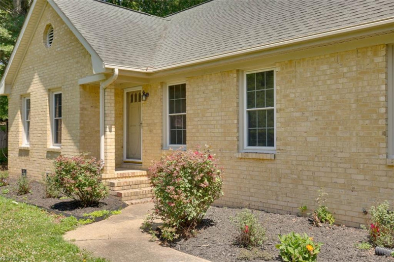 Photo 4 of 35 residential for sale in Chesapeake virginia