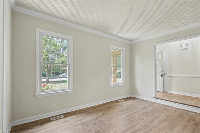 Photo 9 of 35 residential for sale in Chesapeake virginia