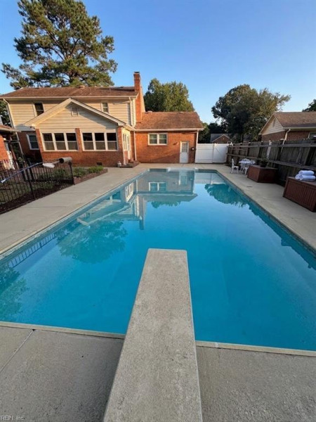 Photo 4 of 11 residential for sale in Chesapeake virginia