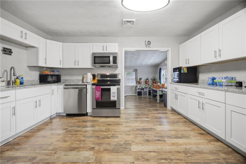 Photo 14 of 33 residential for sale in Hampton virginia