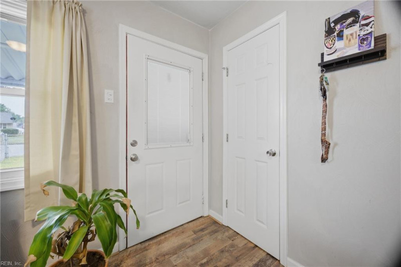 Photo 7 of 33 residential for sale in Hampton virginia