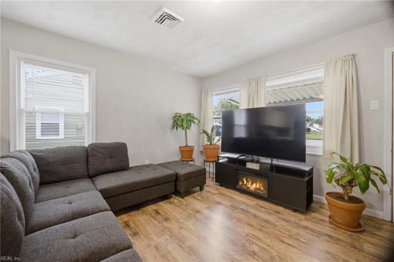 Photo 8 of 33 residential for sale in Hampton virginia