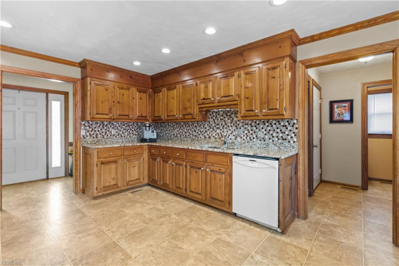 Photo 13 of 48 residential for sale in Chesapeake virginia