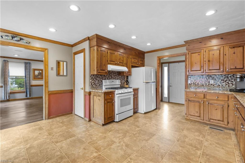 Photo 14 of 48 residential for sale in Chesapeake virginia