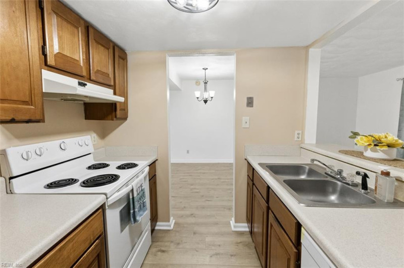 Photo 9 of 26 residential for sale in Chesapeake virginia