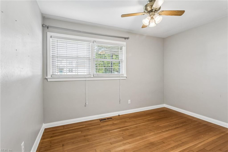 Photo 21 of 44 residential for sale in Poquoson virginia