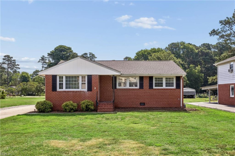 Photo 4 of 44 residential for sale in Poquoson virginia