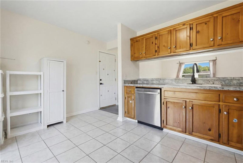 Photo 16 of 33 residential for sale in Chesapeake virginia