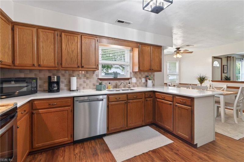 Photo 3 of 35 residential for sale in Chesapeake virginia