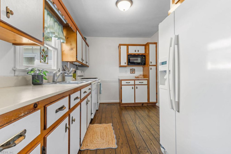 Photo 10 of 34 residential for sale in Gloucester County virginia