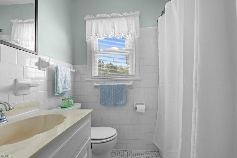 Photo 14 of 34 residential for sale in Gloucester County virginia