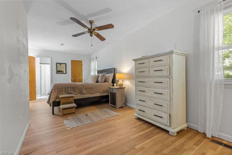 Photo 18 of 34 residential for sale in Gloucester County virginia
