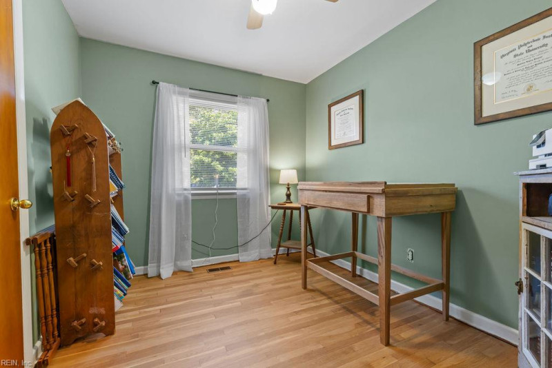 Photo 23 of 34 residential for sale in Gloucester County virginia