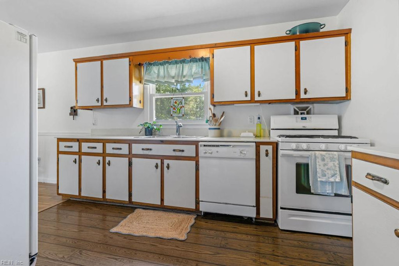 Photo 8 of 34 residential for sale in Gloucester County virginia