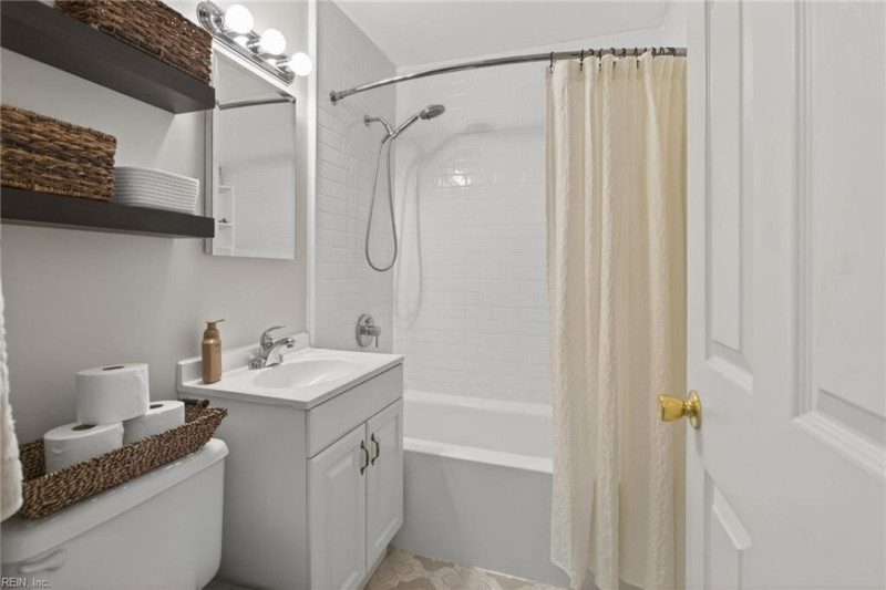 Photo 21 of 37 residential for sale in Portsmouth virginia