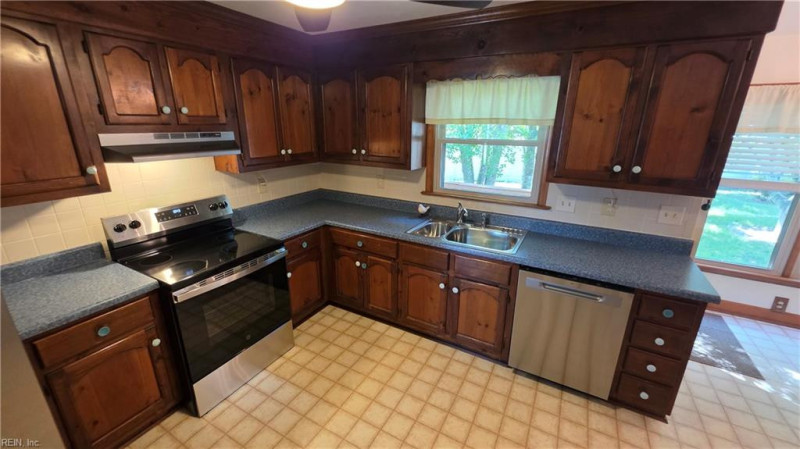 Photo 15 of 27 residential for sale in Chesapeake virginia