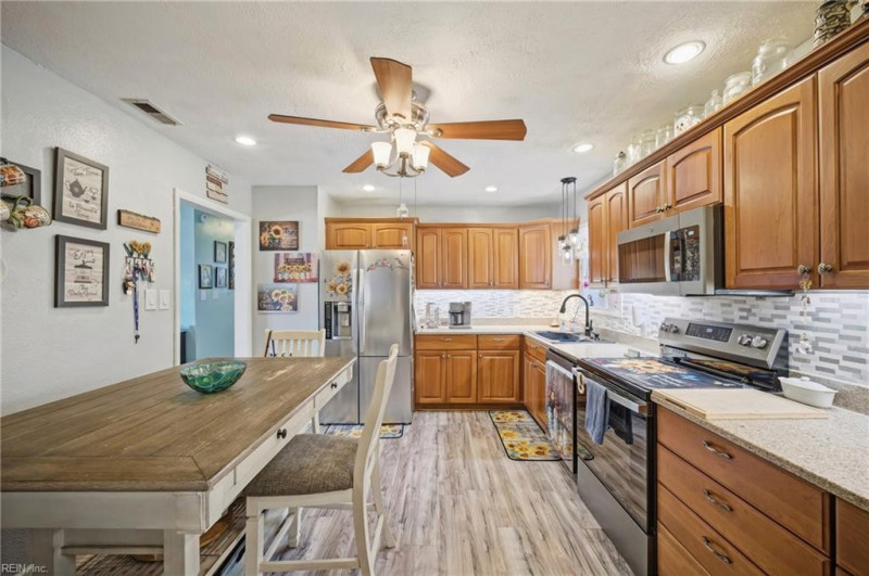 Photo 11 of 36 residential for sale in Virginia Beach virginia