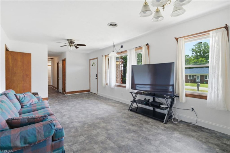 Photo 4 of 46 residential for sale in Suffolk virginia
