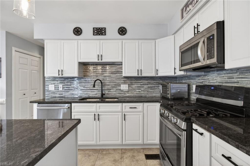 Photo 16 of 48 residential for sale in Chesapeake virginia