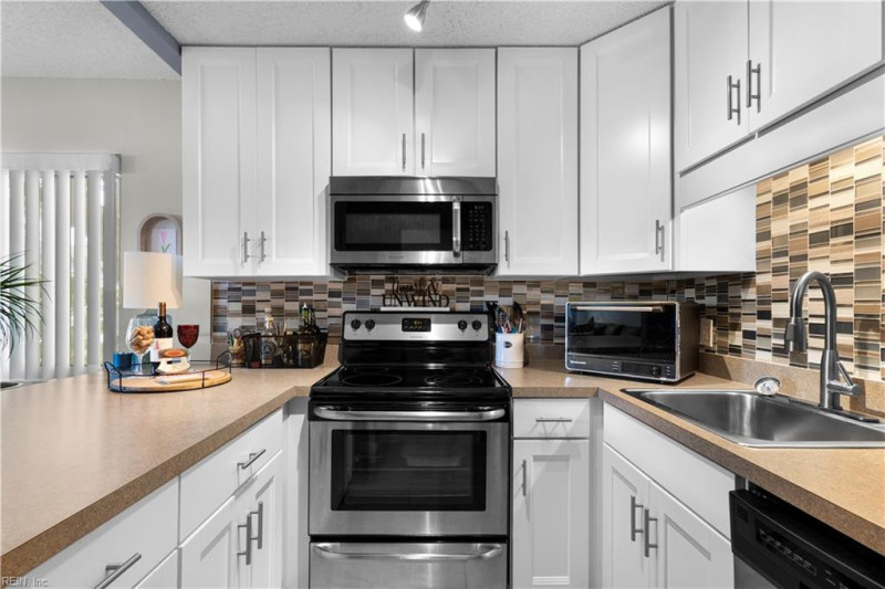 Photo 13 of 46 residential for sale in Virginia Beach virginia