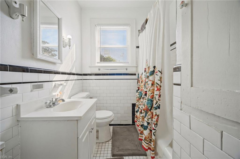 Photo 14 of 44 residential for sale in Hampton virginia