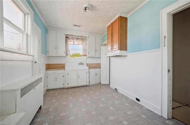 Photo 19 of 44 residential for sale in Hampton virginia