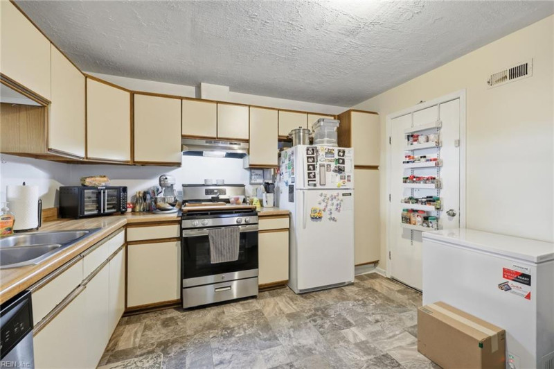 Photo 4 of 40 residential for sale in Virginia Beach virginia