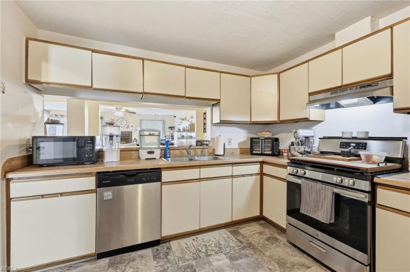 Photo 5 of 40 residential for sale in Virginia Beach virginia