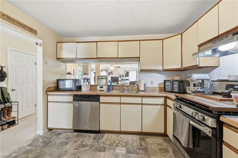 Photo 6 of 40 residential for sale in Virginia Beach virginia