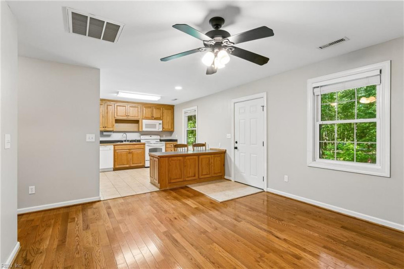 Photo 13 of 41 residential for sale in Gloucester County virginia