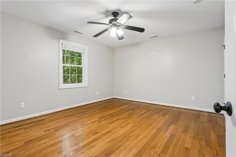 Photo 15 of 41 residential for sale in Gloucester County virginia