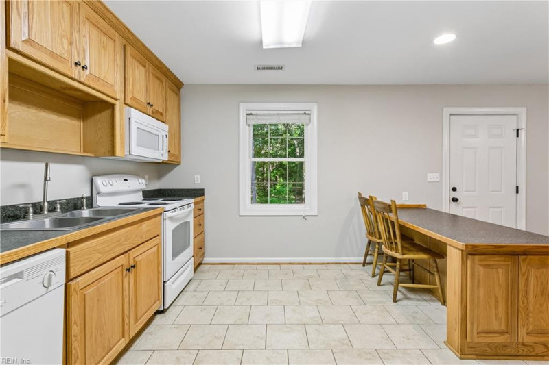 Photo 8 of 41 residential for sale in Gloucester County virginia