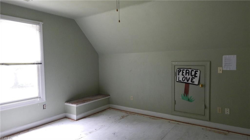 Photo 14 of 25 residential for sale in Chesapeake virginia